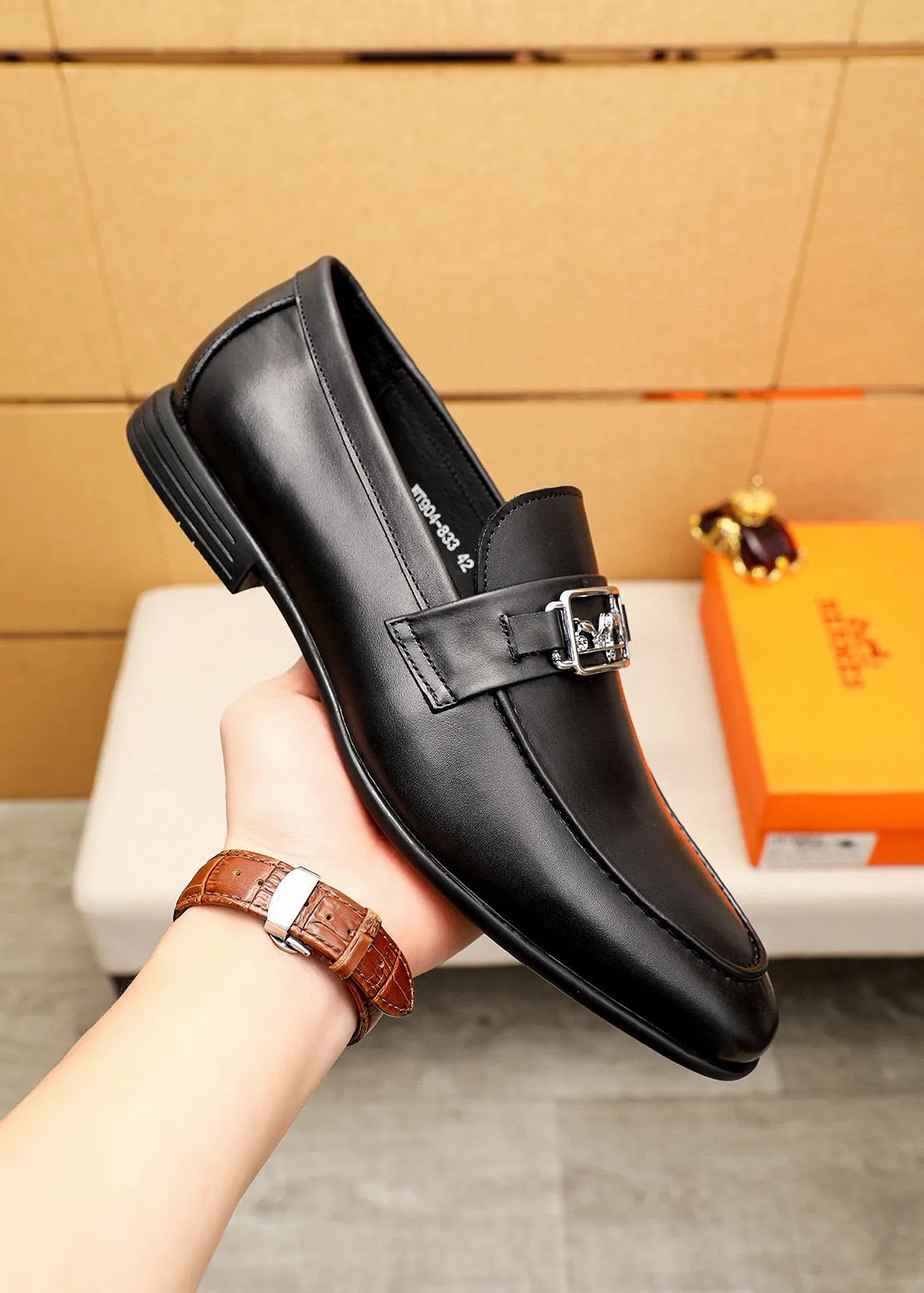Men's shoes 💰460 💐 Product trademark: HERMES "Hermès" fashion leather shoes Regular size: 39-44 (38.45.46🉑️Customized) Product materials: Selected imported first-layer cowhide upper + classic hardware buckle, imported water-dyed cowhide lining. Strong three-dimensional visual effect, rubber outsole Color: 1⃣️color optional